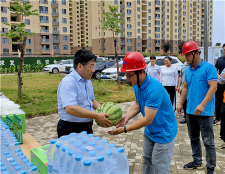 7月5日，集团公司党委副书记、总经理惠宏军带队赴咸阳市秦都区马泉新家园三标段项目、兴平四季花园三期项目开展“送清凉”慰问活动，并检查防暑降温及安全生产工作情况 (2)_副本.jpg